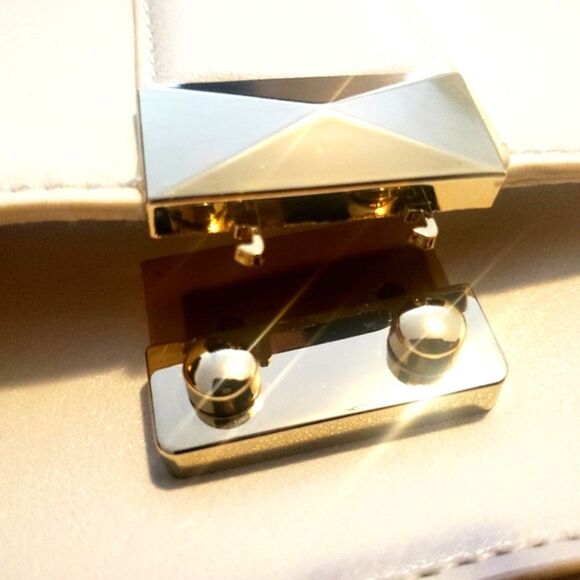 GUESS White Crossbady Bag - Picture 3 of 8